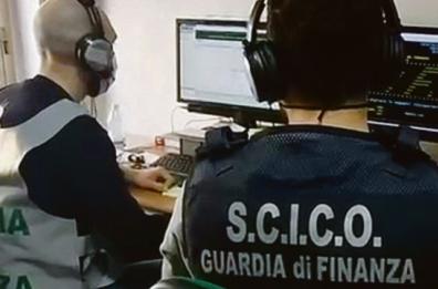 Foggia, dai lanciarazzi alle pistole: nel box una fabbrica per modificare armi 