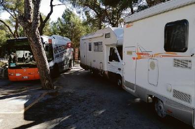 Andria, auto e camper parcheggiati ai piedi di Castel del Monte: è caos