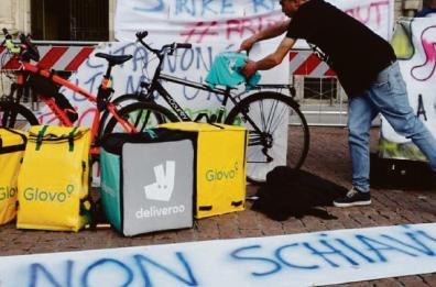 Bari, la dura vita del «rider» tra diritti negati e lavoro da conquistare