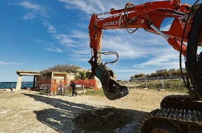 Ostuni, giù i ruderi dell’ecomostro della spiaggia dei Camerini 