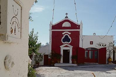 A Savelletri la deliziosa cappella del Crocifisso di contrada Coccaro