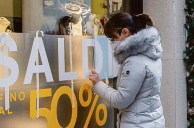 Saldi, avvio in sordina a Potenza: «Bene durante le feste ma ora vanno a rilento»