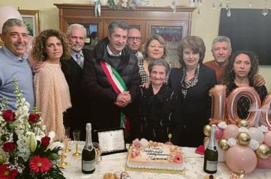 Altamura festeggia i 100 anni di nonna Teresa: in città sono 19