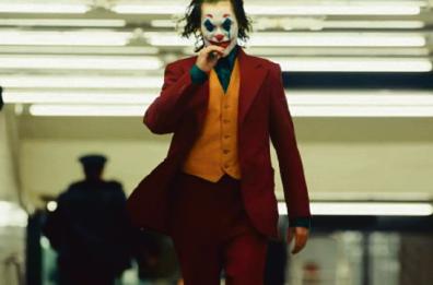 Joker, interpretazione da Oscar Il cabarettista disadattato diventa il re di Gotham City