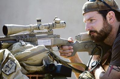 Cooper cecchino implacabile alle prese con scelte drammatiche nel film «American Sniper»