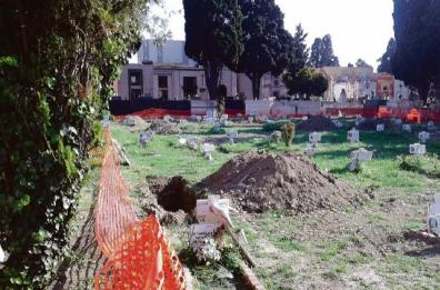 Bonifiche nei cimiteri a Taranto, truffa sui fondi: sei indagati dalla procura
