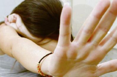 Taranto, abusi su una 12enne fidanzatina del figlio: arrestato un farmacista