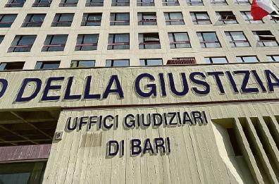 Emiliano e i messaggi con Pisicchio prima dell'arresto: «Contro di me una guerra non convenzionale»