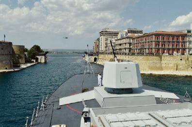 La portaerei Cavour fa rotta su Taranto