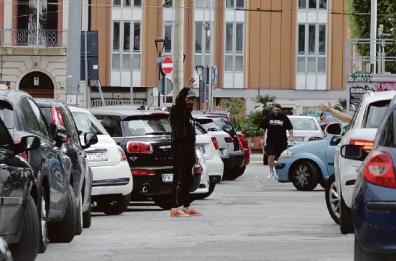 Bari e la piaga dei parcheggiatori abusivi: un’invasione dalla stazione al Lungomare
