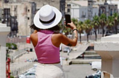 «Turista senti a me, vai piano: al Sud ti conviene»