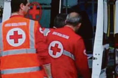 Bari, rissa in Corso Italia: un ubriaco colpisce auto con mazza, un passante tenta di fermarlo