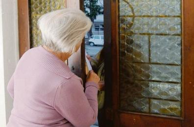 Bari, raggira 14 anziani e disabili: condannata falsa dottoressa