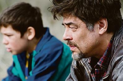 Benicio del Toro è in Bosnia come operatore umanitario al termine della guerra civile