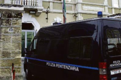 Villa Castelli, tenta di rapinare una donna e poi aggredisce i militari con calci e pugni