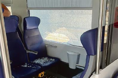 Finestrino sfondato sul regionale Bari-Foggia: «Noi salvi per miracolo»