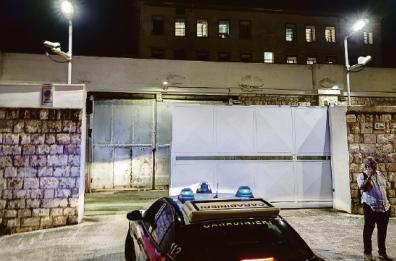 Rivolta nel carcere di Bari a inizio lockdown, in 74 finiscono a giudizio