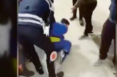 Taranto, corriere «placcato» dai vigili urbani: tutti chiedono i danni