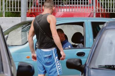 Parcheggiatori abusivi onnipresenti a Bari: ora l’assalto a scuole e Fiera del Levante