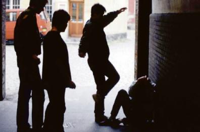 Picchiato e gettato tra gli scogli a Santo Spirito: giallo sulla presunta aggressione razzista a 20enne