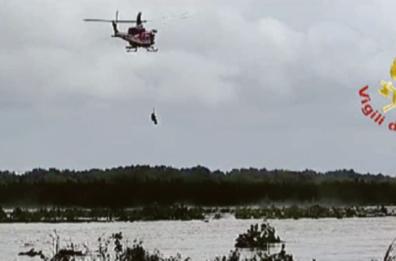 Maltempo a Tursi, esonda il fiume Agri: i pompieri salvano con l'elicottero 3 agricoltori