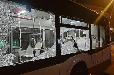 Notte di Halloween: assalto ai bus a Bari, lanciate anche due bombe carta