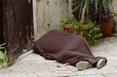 Il branco colpisce a Bari vecchia: calci e pugni a ragazzo straniero
