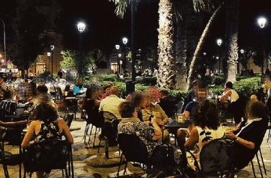 Tavolini fin nelle aiuole nelle piazze della movida di Bari: bar perde ricorso e concessioni