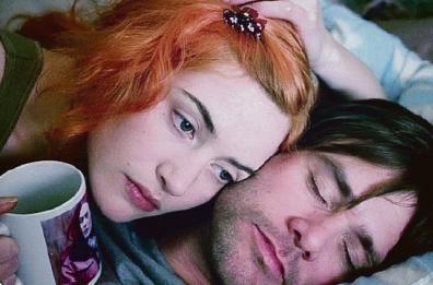 In «Se mi lasci ti cancello» il tormentato rapporto d’amore tra Jim Carrey e Kate Winslet