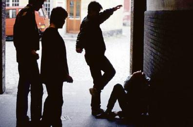 Bari, minacce e calci a un quindicenne: per tre minori, scuse e punizione