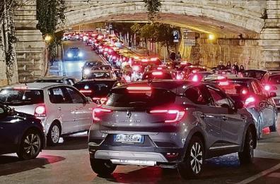 Traffico impazzito per lo shopping natalizio: il centro di Bari va in tilt