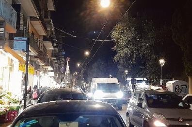 Bari, Carrassi spento e senza luminarie. La rabbia dei negozianti: «Sempre dimenticati»