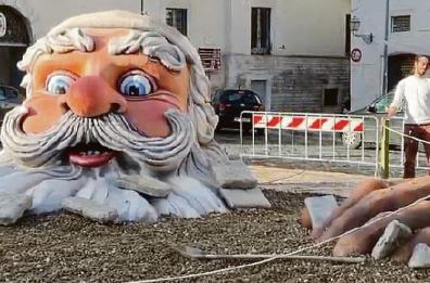 Un Babbo Natale che spunta dalla terra ad Andria: ecco l’opera in piazza Catuma