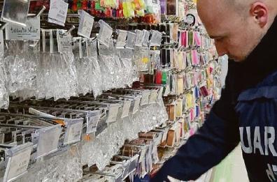Potenza, sequestrati 220 mila pezzi tra bigiotteria, giocattoli e prodotti ortopedici