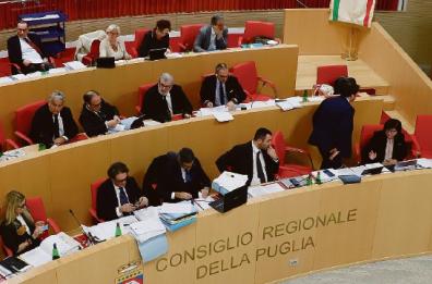 Puglia, dietrofront sulla norma anti-trombati: «È stata approvata». Ma il centrosinistra vuole già cancellarla