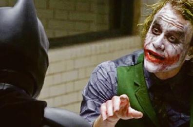 La tranquillità di Gotham City interrotta dal cattivo Joker ne «Il cavaliere oscuro» di Nolan
