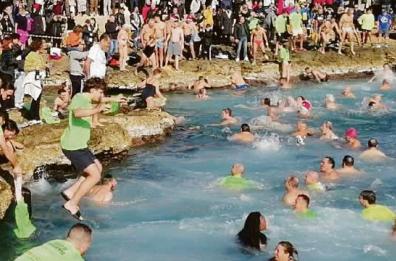 Bagno (in tutti i sensi) di folla a Brindisi per il consueto «Tuffo di Capodanno»
