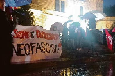 Nardò, città bloccata per Casapound in biblioteca: delirio in piazza, oltre mille per manifestare