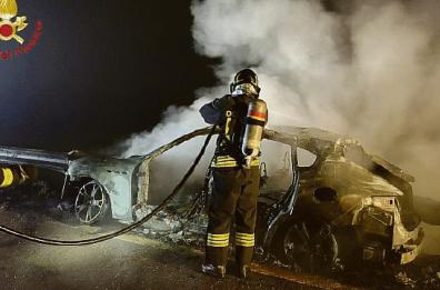 Turi, ladri in Maserati a caccia di bancomat: si schiantano e danno fuoco alla supercar