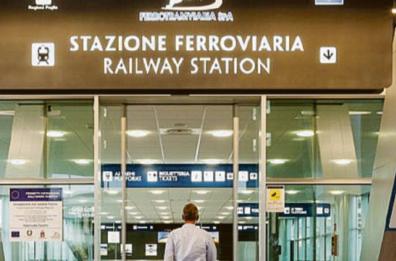 Bari, per arrivare in aeroporto treno e bus con gli stessi orari: così chi arriva aspetta anche 40 minuti