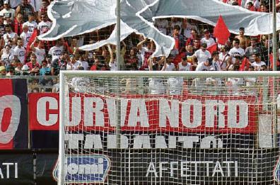 Aggredirono i calciatori del Taranto: 4 ultras condannati e 5 assolti