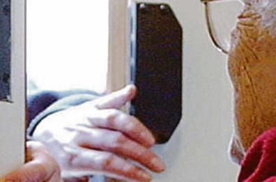 Martina Franca, «Scenda perchè c’è posta da firmare» e poi provano a svaligiarle la casa