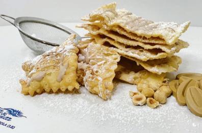 Le chiacchiere di Carnevale il dolce tipico della tradizione risalenti alla tradizione dell’antica Roma dei Saturnali