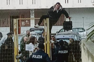Bari, assalto degli abusivi all'ufficio casa: interviene la Polizia. Il Comune: dipendenti in smart working