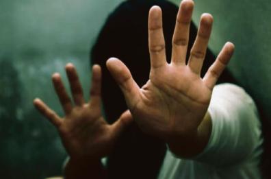 Perseguita la ex fidanzata anche al lavoro, a Bari fermato un 48enne: «Ti darò il cianuro»