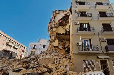 Mobili di valore, indumenti e documenti: il continuo via vai nello stabile «fantasma»