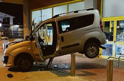 Sannicandro, tentano spaccata all'Eurospin e l’auto finisce sui paletti
