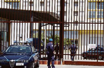 Cellulari per comunicare dal carcere: indagati 23 detenuti di Borgo San Nicola