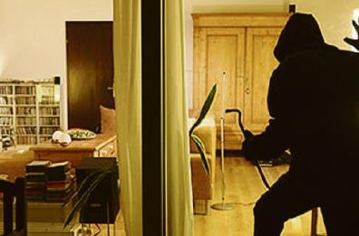 Bari, svaligiano casa con una chiave clonata: arrestati in 5 ma liberati nel giro di ventiquattr’ore