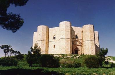 Castel del Monte diventa amico degli animali: con «Pet friendly» cani e gatti entrano a corte